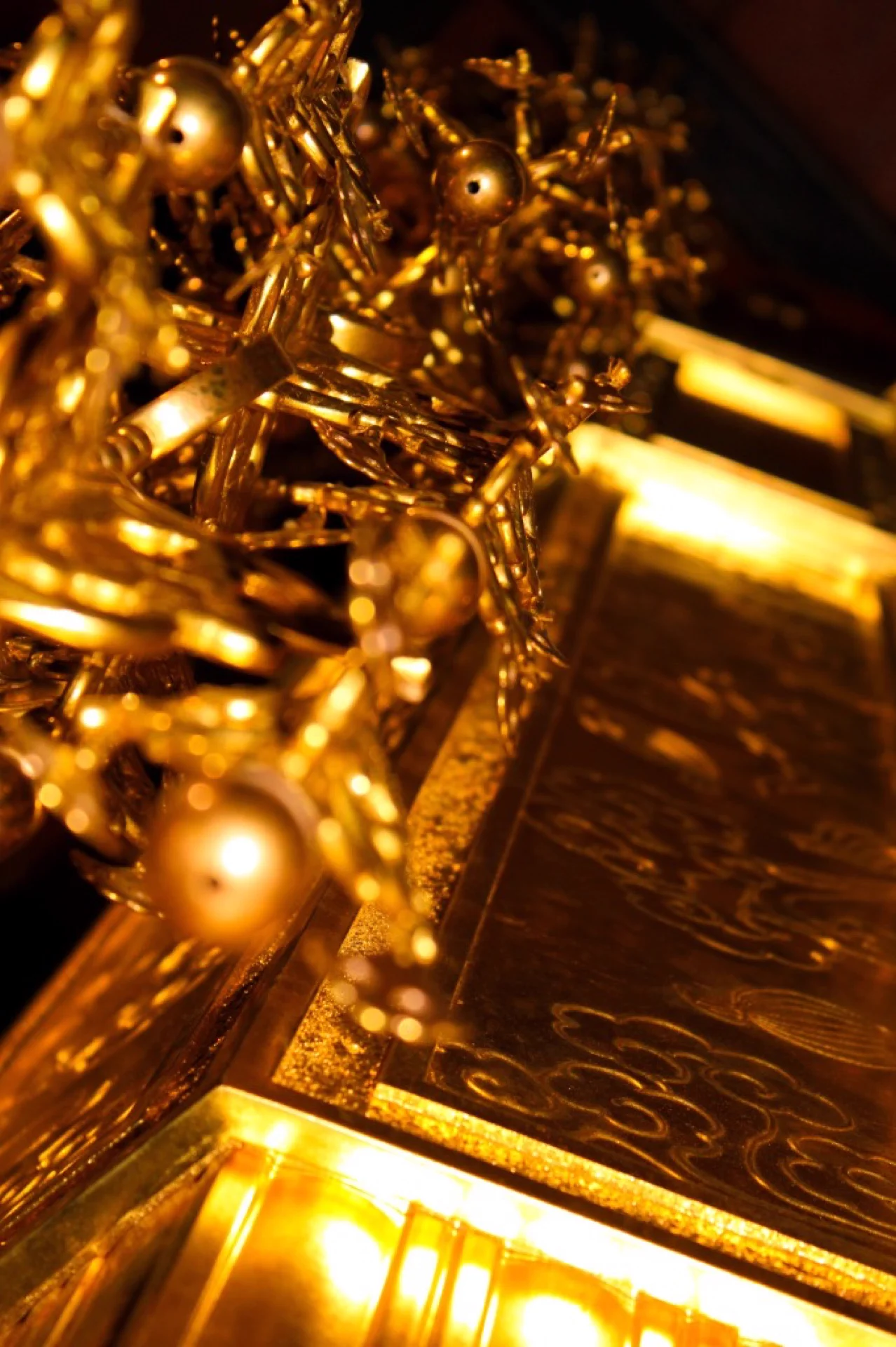 繊細な金の装飾